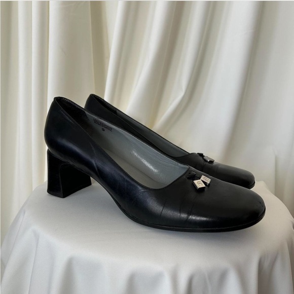 Etienne Aigner Shoes - Vintage Etienne Aigner Kidman Leather block Heel Pumps size 8M.